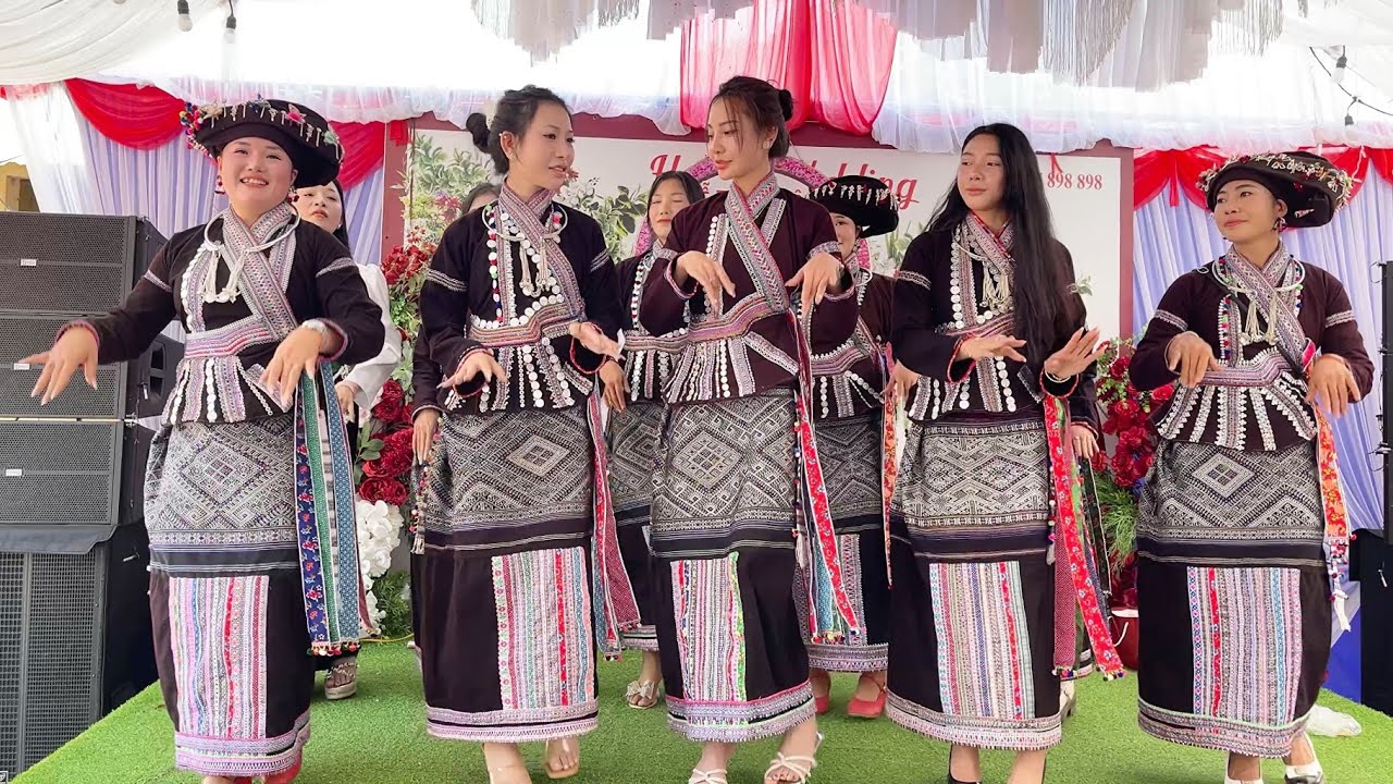 MÚA LÀO MỪNG LỄ THÀNH HÔN THIÊN PHANH THU PHƯƠNG 