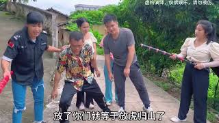 人贩子绑架农村美女,没想到美女机制逃脱寻求保安帮助,下秒保安直接打爆人贩子狗头!#人贩子
