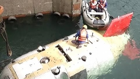 China-made Manned Submersible Undertakes Tests in Pool