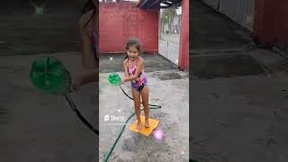 Elisa Se Refresca No Quintal Veja Essa Brincadeira Divertida Com A Mangueira