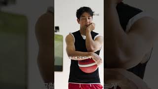 데이즈드 화보 촬영장에서 우승 직후 만난 웅이와 훈이.
스포츠 기자 원석연이 물었다. 부산 KCC 이지스 우승에 대하여
Sports journalist WON SEOKYEON on Busan KCC Egis and their title run.
Discover more in DAZED KOREA 2026 AUGUST Issue. 데이즈드 화보 촬영장에서 우승 직후 만난 웅이와 훈이.