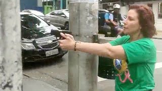 Carla Zambelli aponta arma para petista negro na avenida paulista