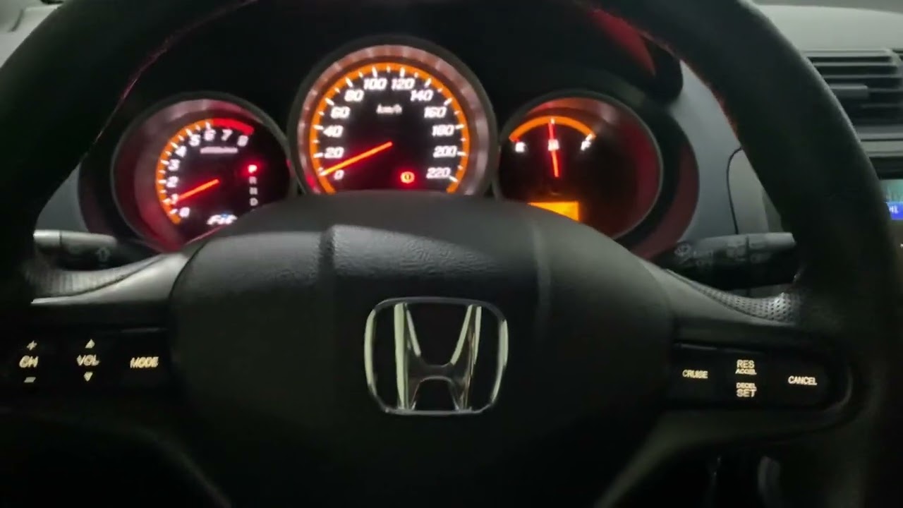 Honda Fit com volante multifuncional instalado no sistema original @mssoundosasco