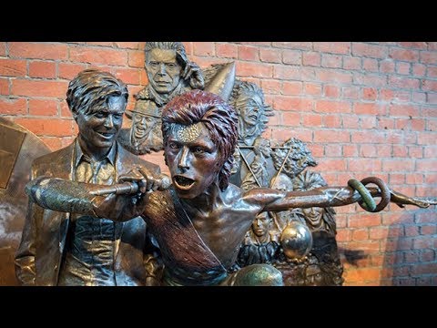 World&#039;s first David Bowie statue unveiled in Aylesbury