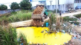 Download Lagu Small-scale machinery pushes soil \u0026 rock into deep water locations using multiple earthmoving truckស MP3