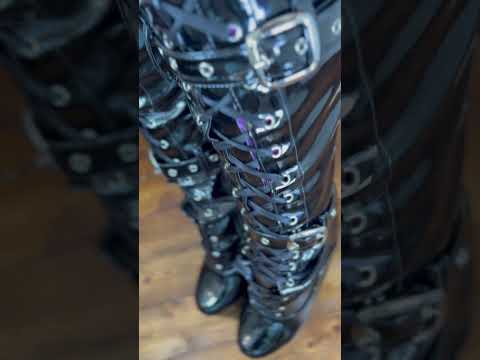 This catsuit is so unique 💜👑 #shiny #latex #highheels #fashion #boots #catsuit