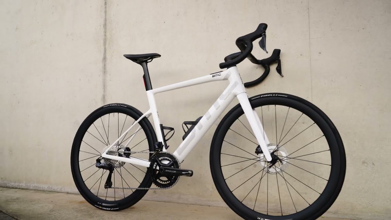 テクリページMEDALIST ブラックとホワイトのマウンテン2台 Teammachine 01 AMP TWO Metallic White – BMC Switzerland AG