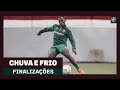 EM DIA DE CHUVA E FRIO, FLUMINENSE TREINA FINALIZAÇÕES NO CT CARLOS CASTILHO