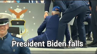 President Biden falls. Президент Байден падает.