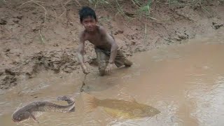 Privitive Pump Water To Catch Fish