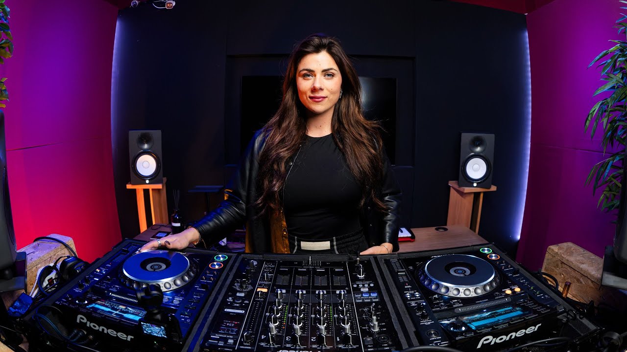 ⁣Laura van Dam - Capture Radio 032 (March Special)