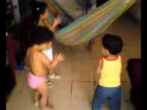 NIOS DE 2 AOS BAILANDO REGGAETON (Carol nathaly, Valentina y Sebastian Mejia) Ao 2009