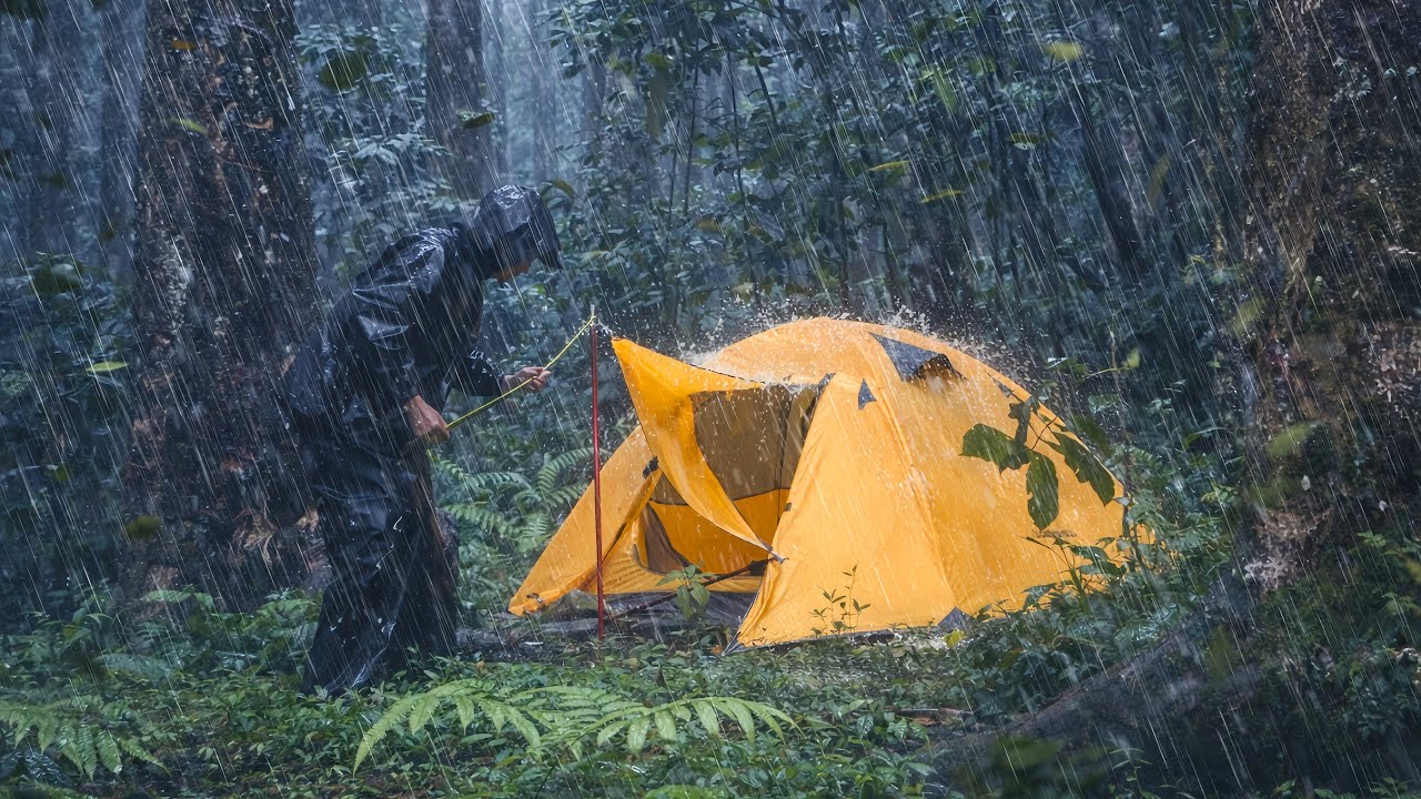 CAMPING IN THE HEAVY RAIN ☔PITTING UP MY LITTLE TENT IN THE HEAVY RAIN🌧 ...