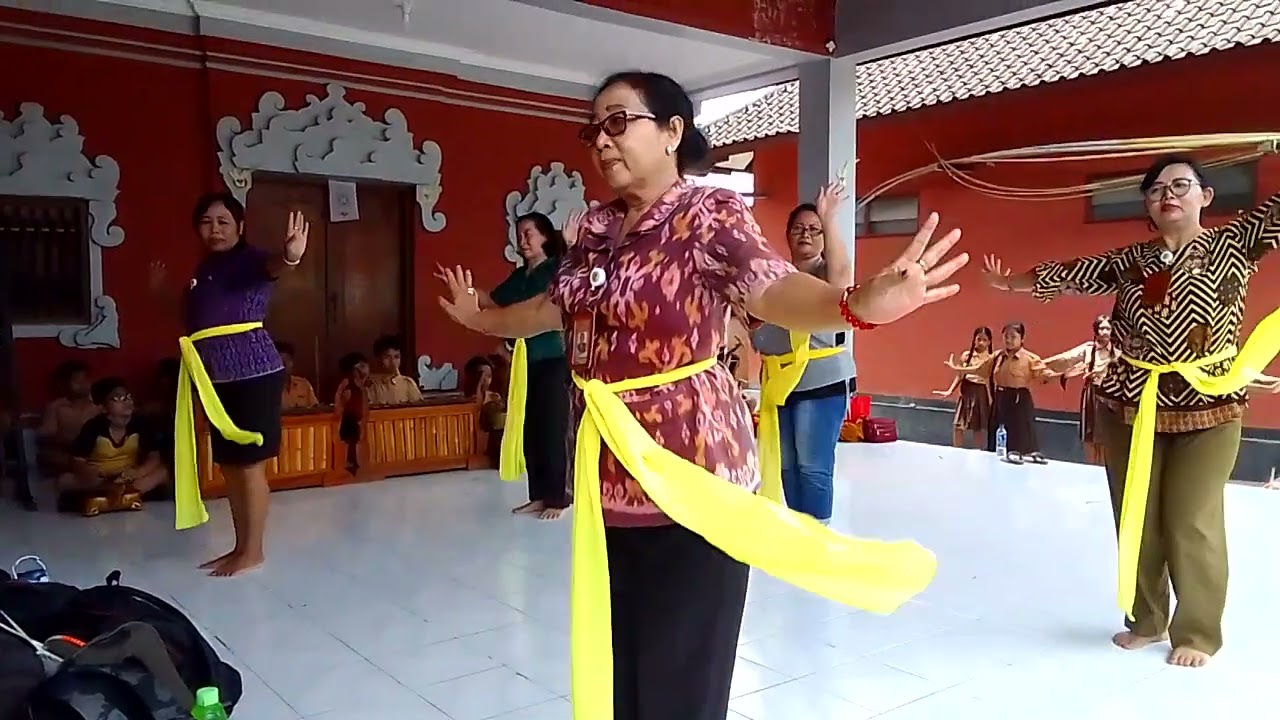 Latihan Tari Rejang Sari bersama Guru dan Penabuh anak anak SD Negeri 1 Padangsambian