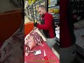 食肉加工技術:専用工具を使用した肉と骨の分離