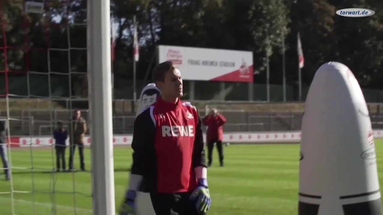 torwart.de-Torwarttraining mit A. Bade: Beidhändiges Fausten mit Trainingsdummys