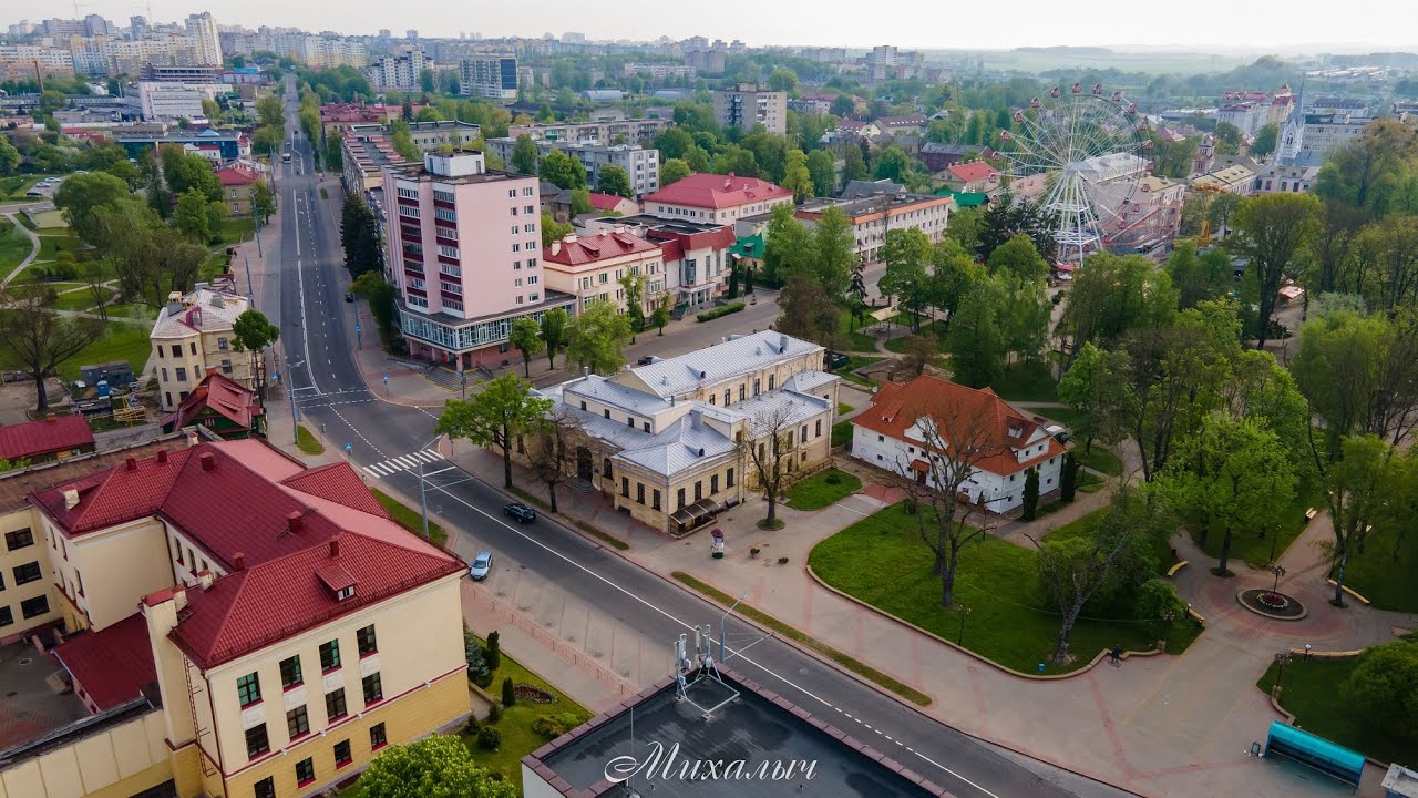 город Гродно, ул. Дзержинского, в лучах раннего солнечного утра