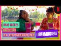 Mich Rodríguez y Esmeralda Soto echando chisme en una trajinera | La Flor Más Bella | Netflix