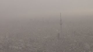 東京都心で煙霧 強風でほこり巻き上げる