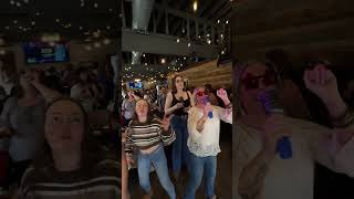 The room turning into Beliebers real quick!!! 💃🫶🎶  #CrowdKaraoke #ThrowbackHits @justinbieber