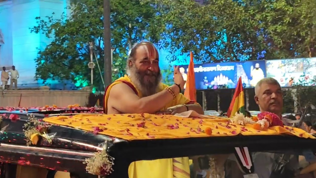 गुरुदेव के जन्मदिवस पर निकली गई विशाल शोभा यात्रा