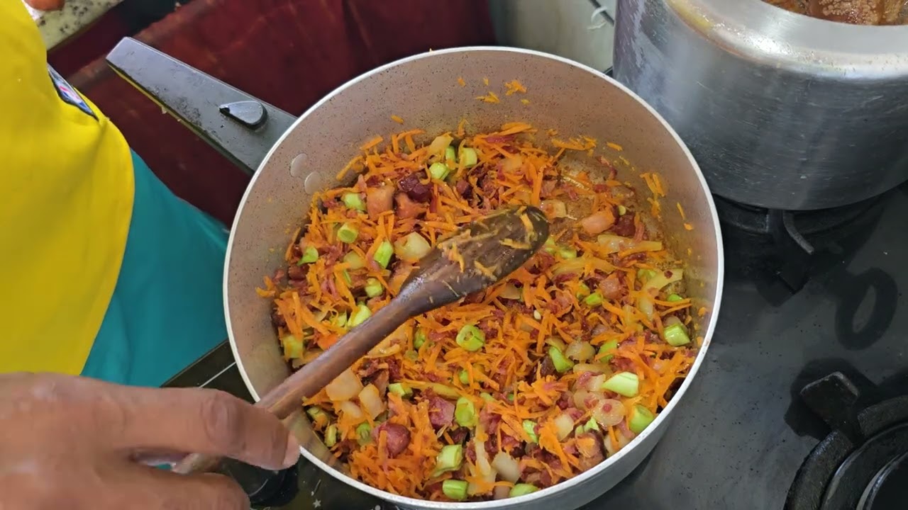 NOSSO SIMPLES ALMOÇO DE HOJE TEMPERO DA ROCA ARROZ BRANCO COM CARNE DE PORCO FAROFA TORRESMO 