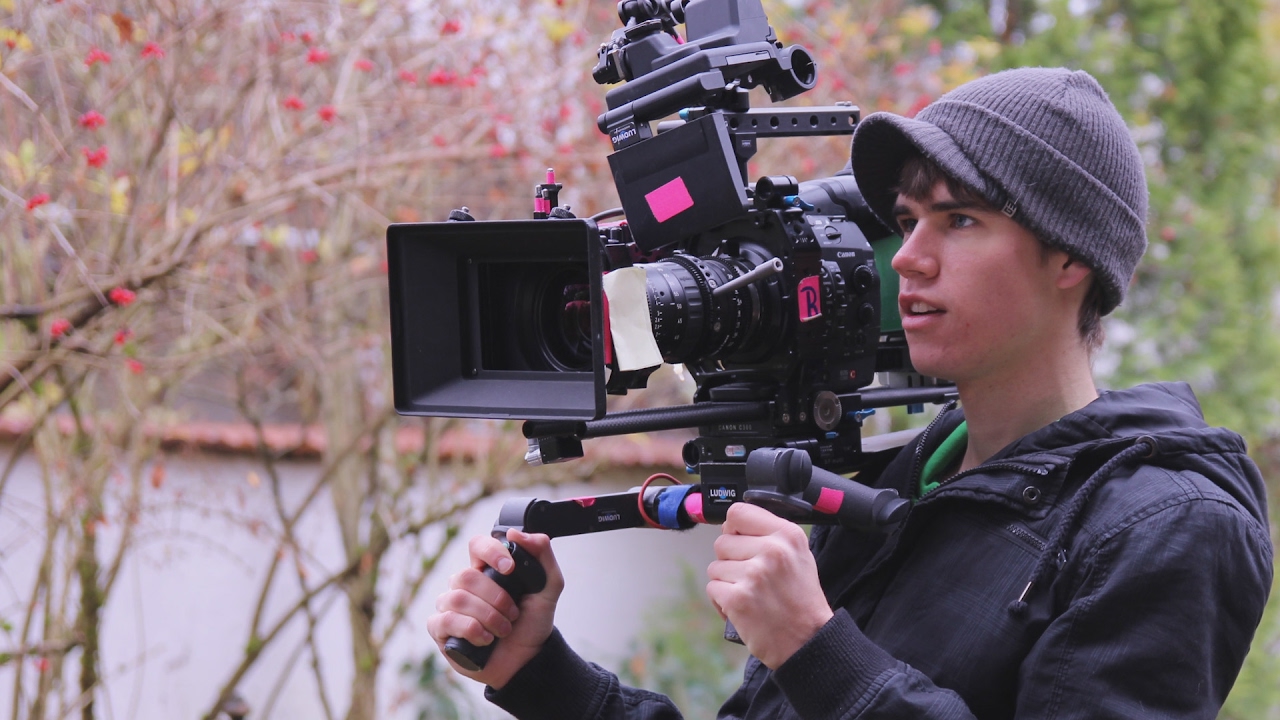 Why I Don' t Use A Shoulder Rig And Stay As Light As Possible - YouTube