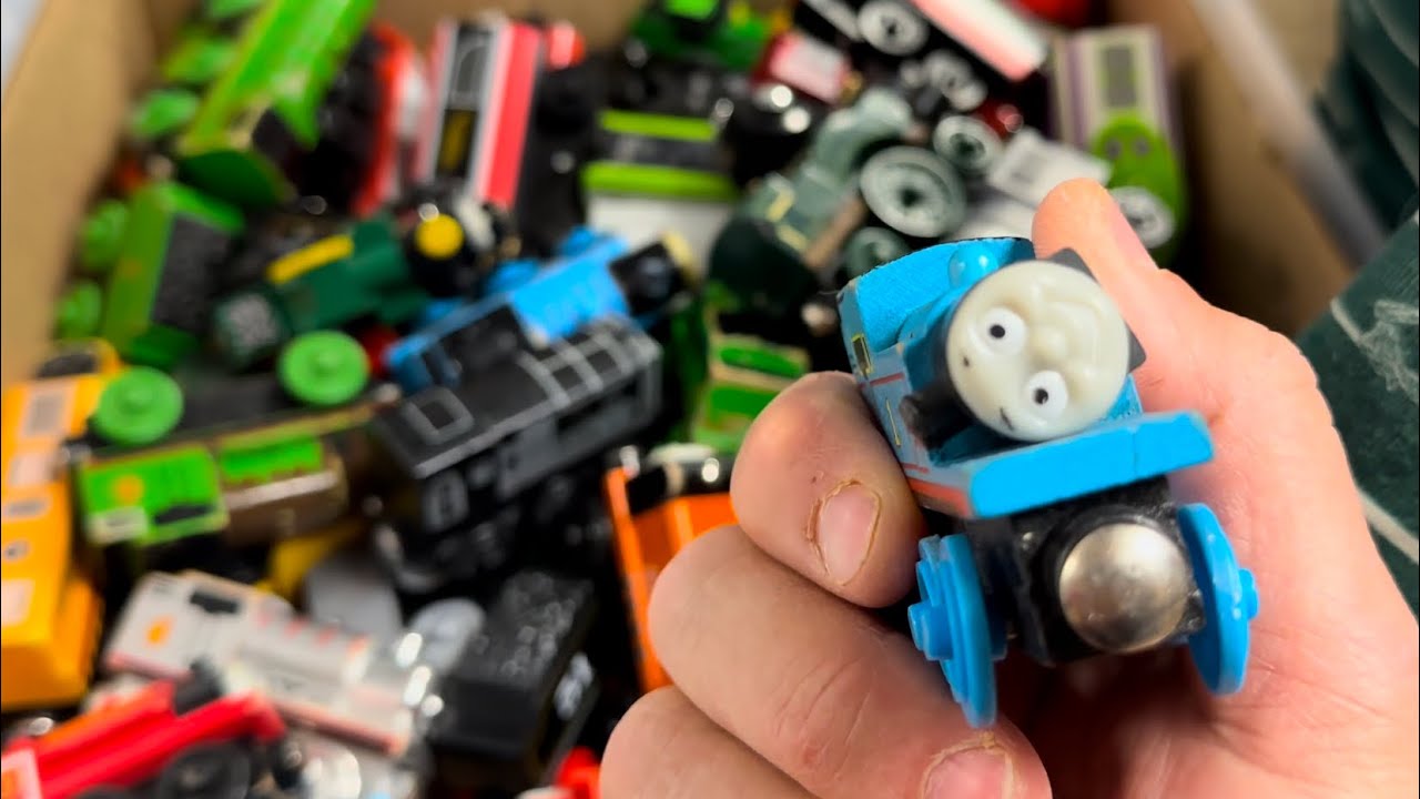 Что это? Рассматриваем некоторых персонажей из нашей деревянной железной дороги Томаса.