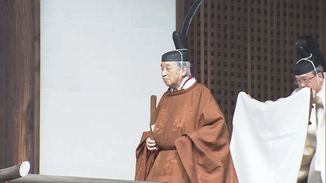陛下、宮中三殿で退位報告 一連の代替わり儀式始まる - YouTube