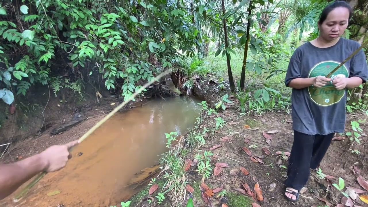 Memancing di sungai kecil