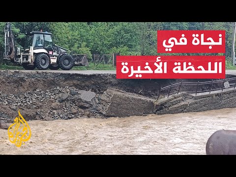 شاهد| لحظة نجاة رجل من الغرق جراء الفيضانات في تركيا