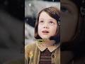 Lúcia entra no guarda-roupa em Nárnia#shorts