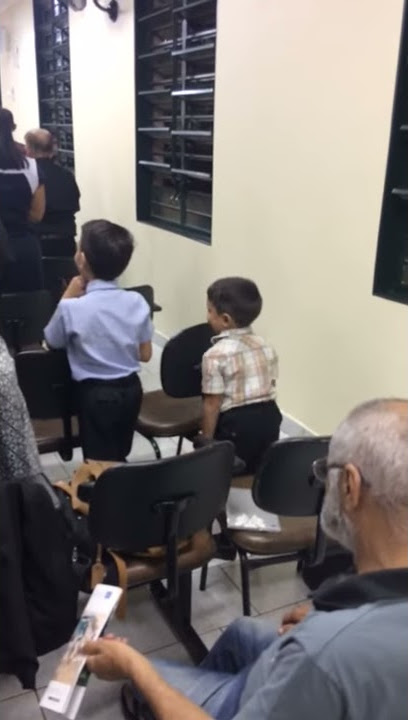 Menino testemunha de Jeová requebrando o esqueleto durante o cântico 76(antigo 153)