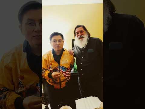 산타클로스와 트럼프옷을 입은 황교안 대표 일행