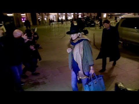 EXCLUSIVE : Kate Moss coming out of Louis Vuitton headquarters in Paris - YouTube