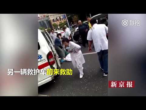 救护车鸣笛闯红灯接病人 被私家车撞翻