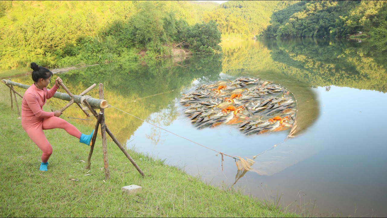 Traditional Fish Trap | Girl invents Fishing Winch and Catches a Huge School of Fish on the Lake.