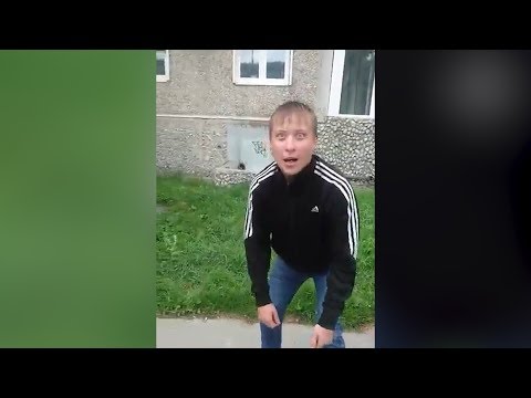 2 убитых в пыль наркозомби бродят по двору. Real video