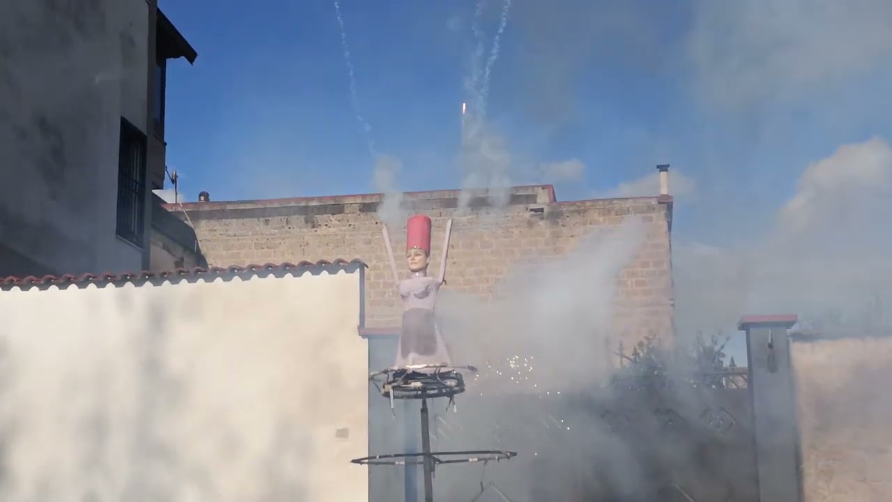 Fuochi di artificio, in onore della festa di Sant'Antuono. Macerata Campania. 2023