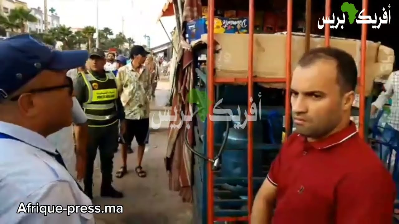 البيضاء: شارع المغرب العربي بالأزهر والسـ ـيبة لي فيه السلطات ناضو ليه شوفو شحال ديال السلعة هزوها