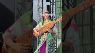 it’s called sape’ and it’s from borneo #indigenousmusic #livemusic #borneo