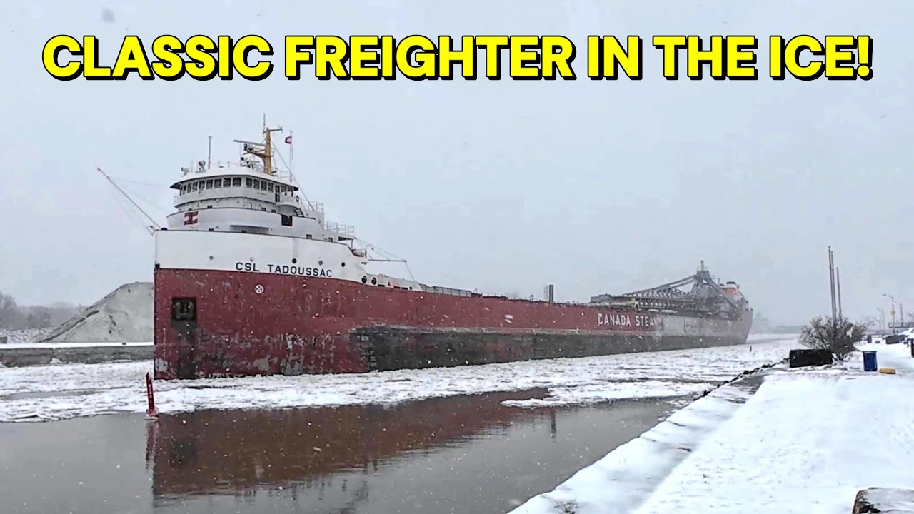 Классический грузовой корабль Lake Freighter появляется из-под снега.