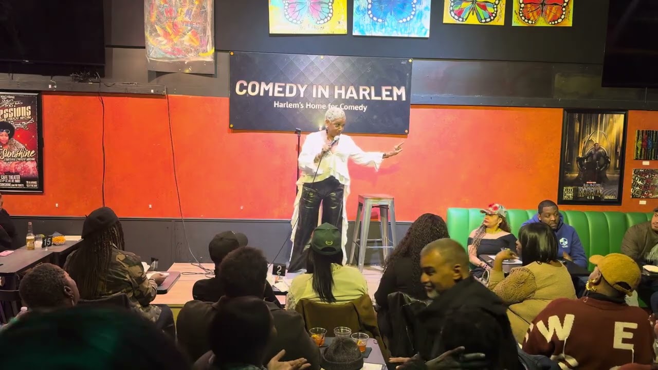 Ролонда взрывает сцену на комедийном фестивале в Гарлеме в Нью-Йорке
