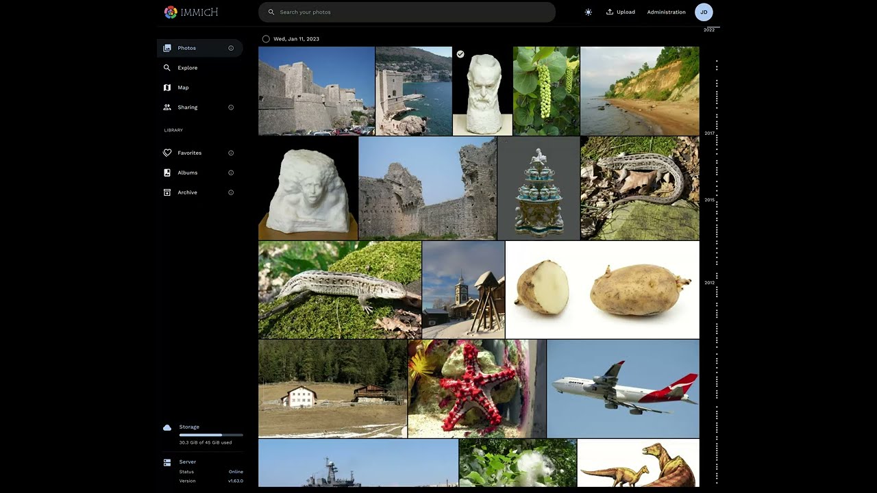 Justified timeline with blur hash fade-in animation