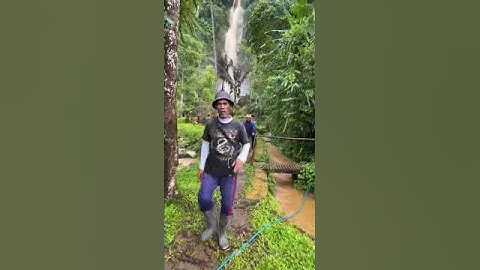 ikha phaeophyta sari| Viral Emak-emak Nyaris Terbawa Arus Saat Bermain Hujan di Selokan      #shorts