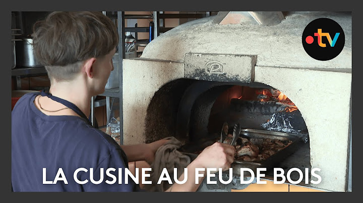 La cheffe cuisine au feu de bois dans cette auberge d'Ardèche