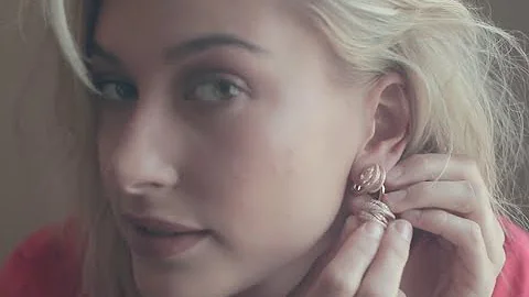 Hailey Baldwin : What is the most expensive piece of jewelry she has ever worn? | VOGUE PARIS