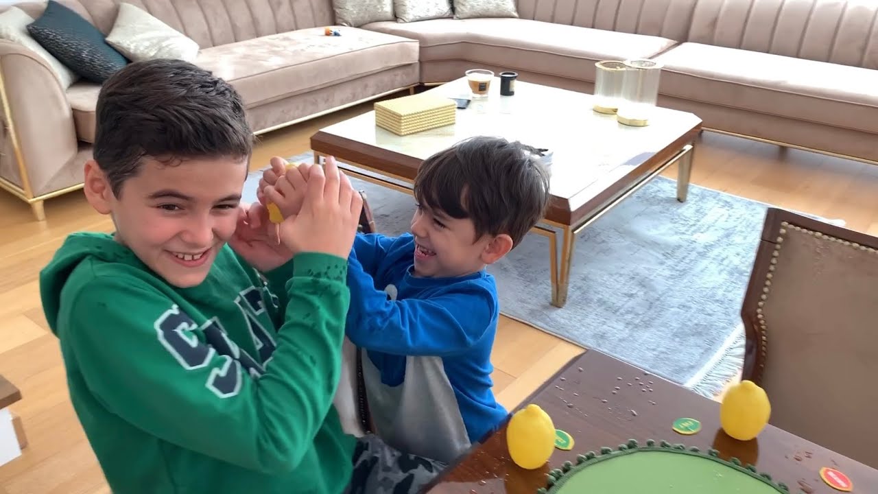 Yusuf ve Enes şakacı limonlar kutu oyununu oynuyorlar😂🍈Sırılsıklam oldulaaaar🙈👻