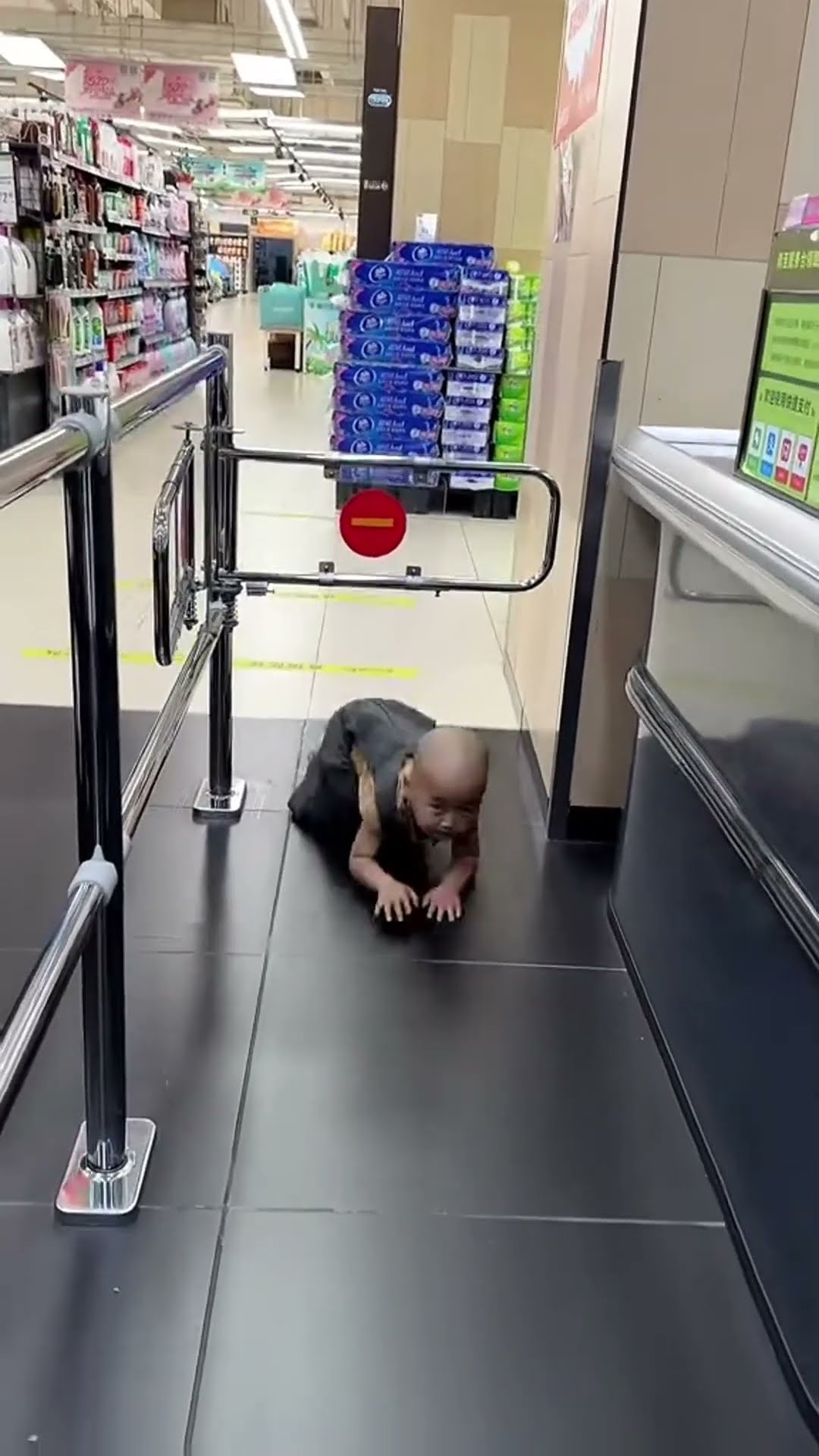 Xiong Haizi goes to the supermarket  it is convenient for people to go anywhere# Cute baby#Cute# go
