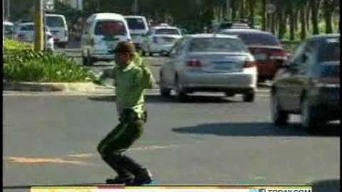 Dancing Cop Directs Traffic In Philippines